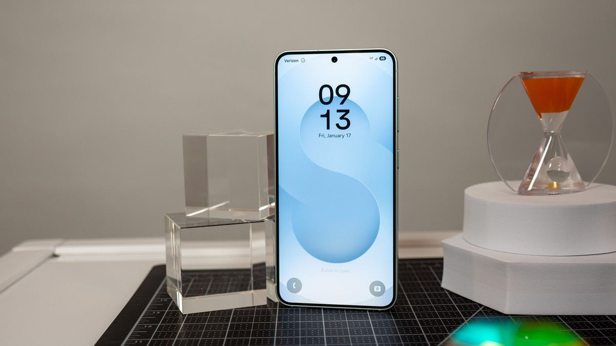 Samsung Galaxy S25 lock screen used for a June AI notification update article thumbnail