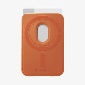Rear magnetic ring of the Spigen Valentinus MagFit Metallic Orange wallet