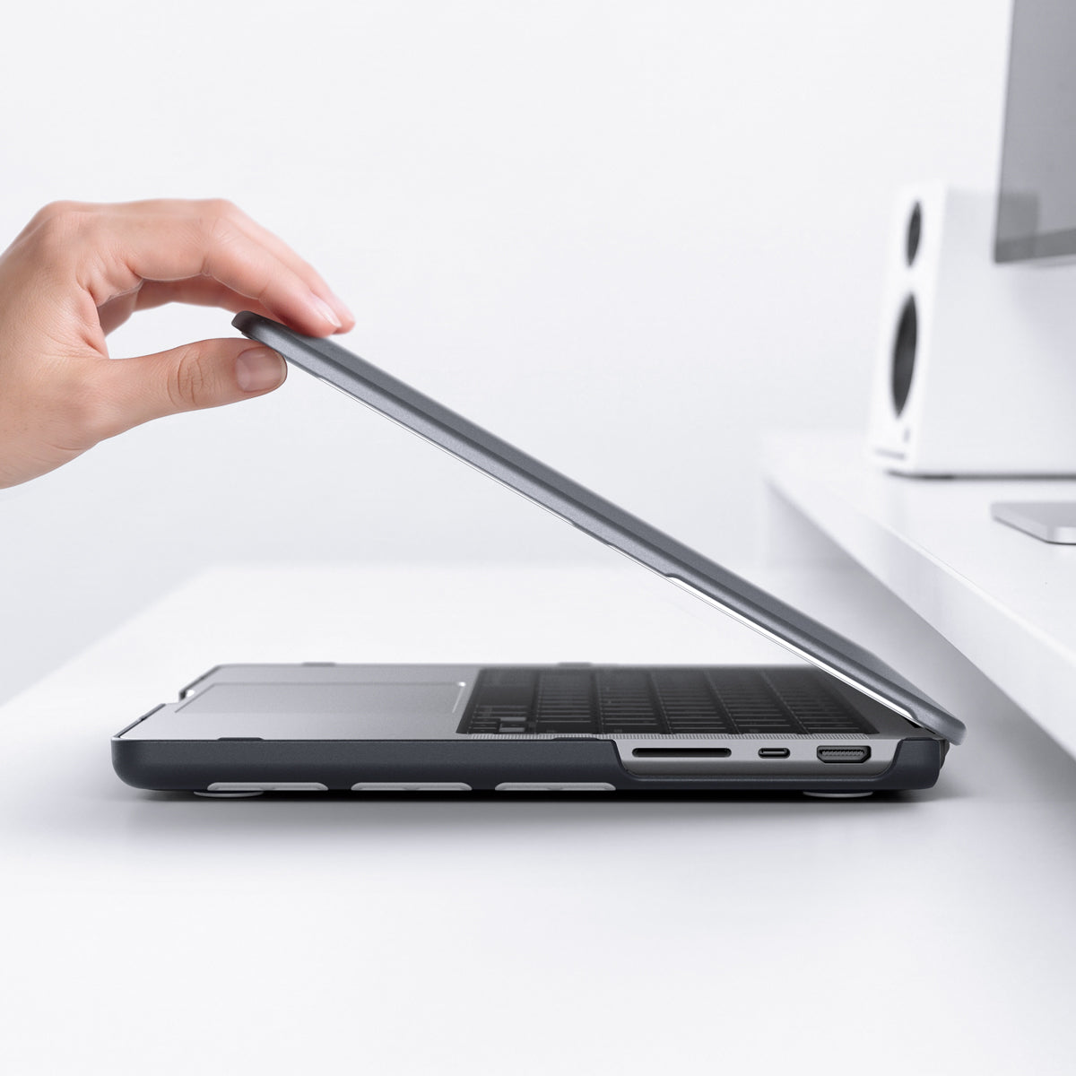 Spigen MacBook Pro 16-inch M5/M4/M3/M2/M1 Case – Nano Pop – Black Sesame – detail image 11